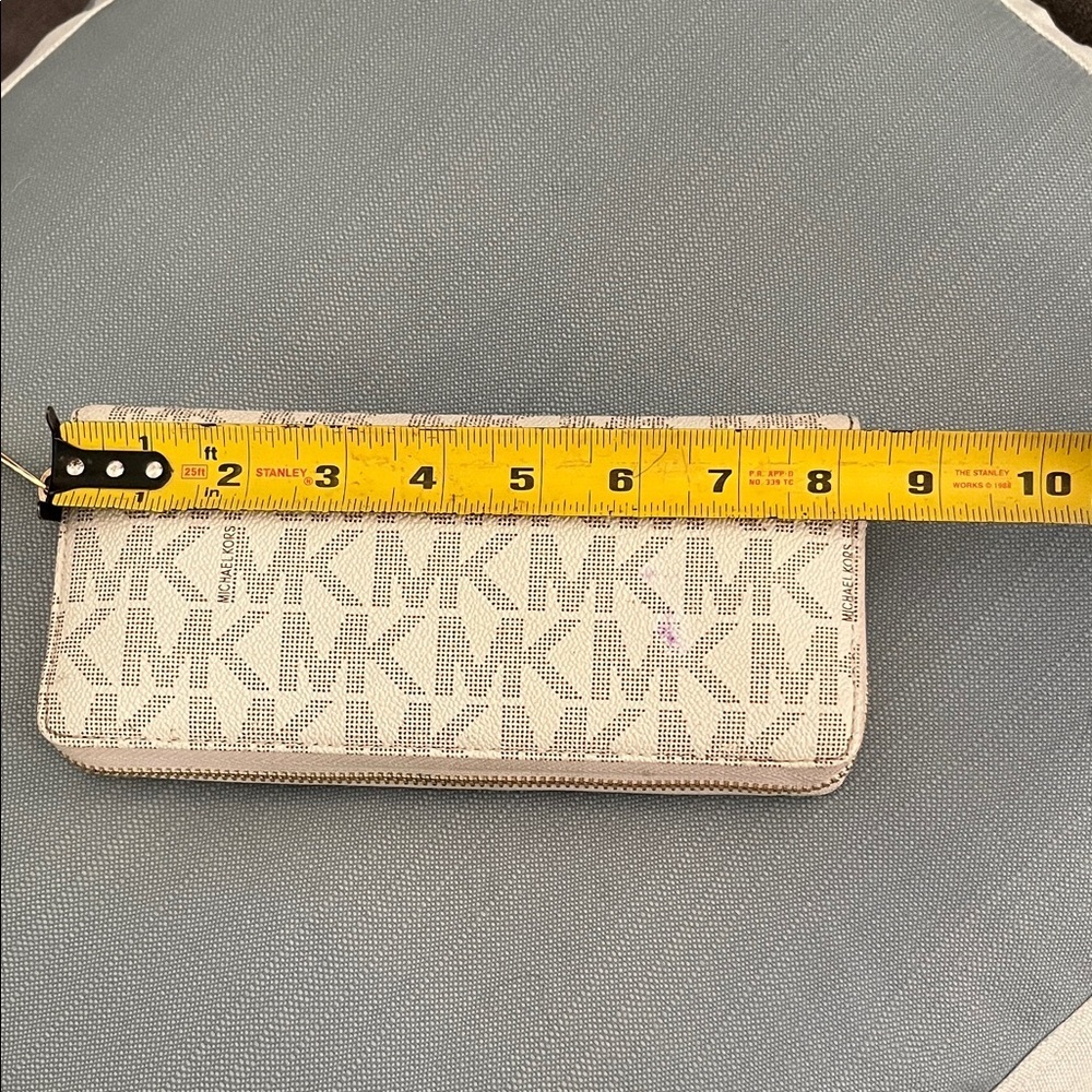 Michael Kors Monogram Key & Card Holder in Cream - Picture 6 of 16